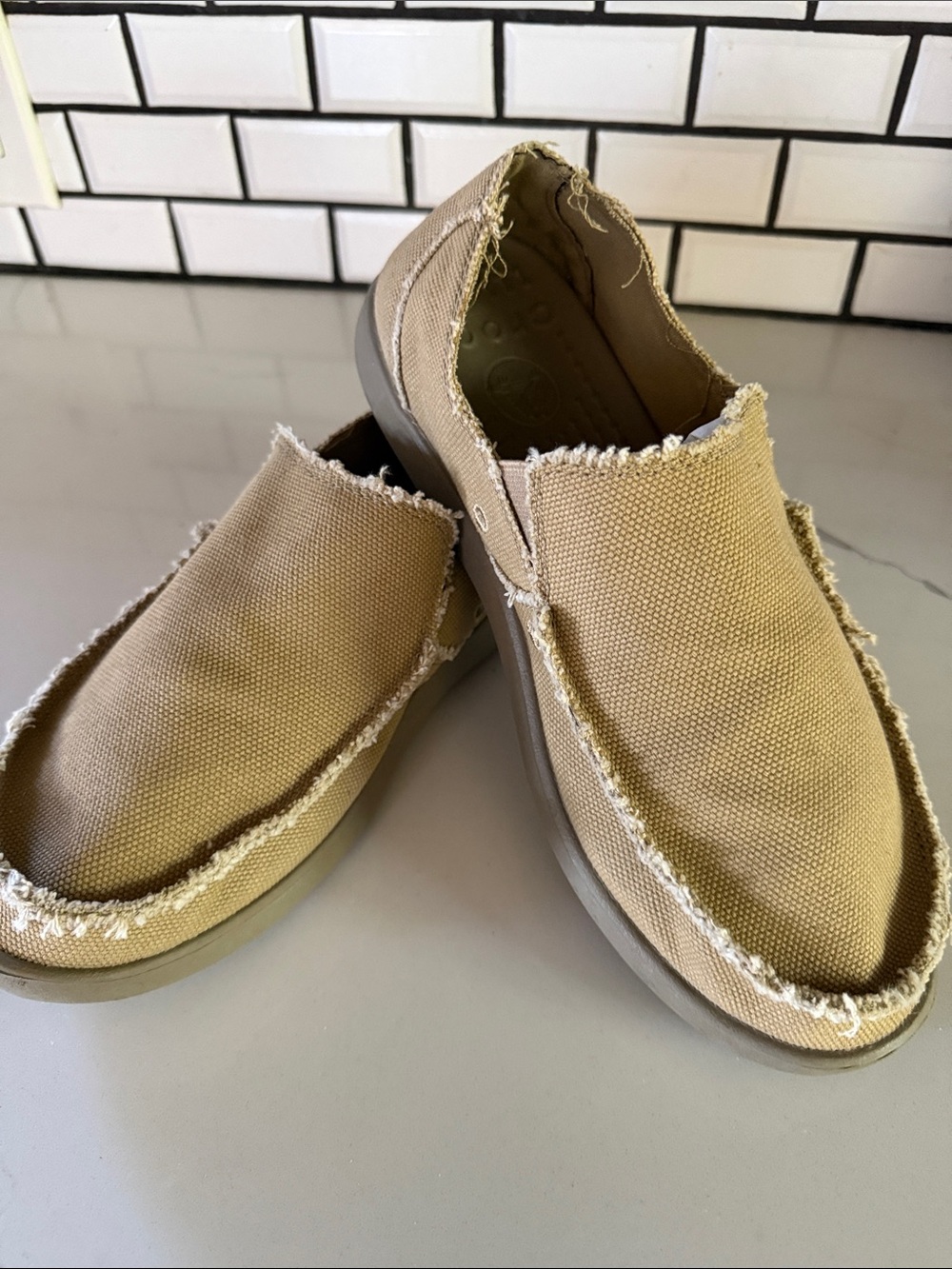 CROCS Men’s Santa Cruz Frayed Canvas Slip-Ons in Tan NEW WITHOUT TAGS Sz 8